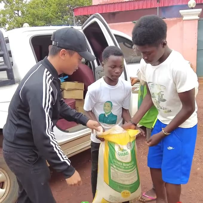  
Anh mang đến rất nhiều quà cho các con. (Ảnh: Chụp màn hình YouTube Quang Linh Vlogs)