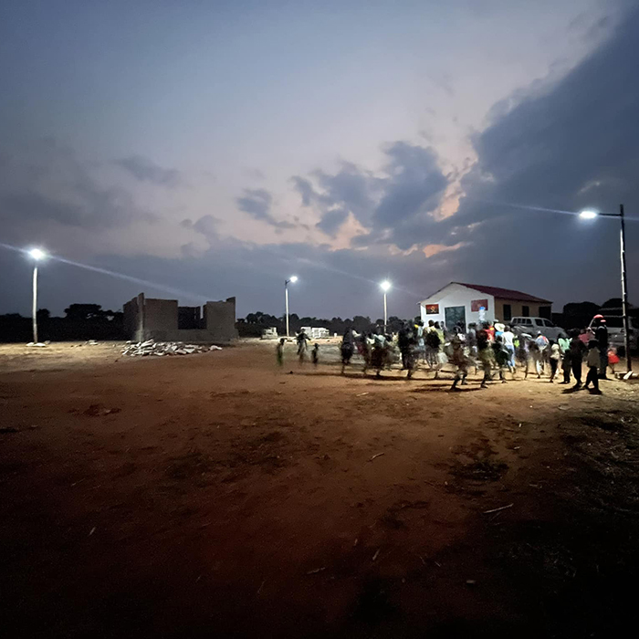  Hình ảnh ánh đèn điện lung linh lần đầu tiên xuất hiện ở bản nghèo của Angola. (Ảnh: FB Tiến Nguyễn)