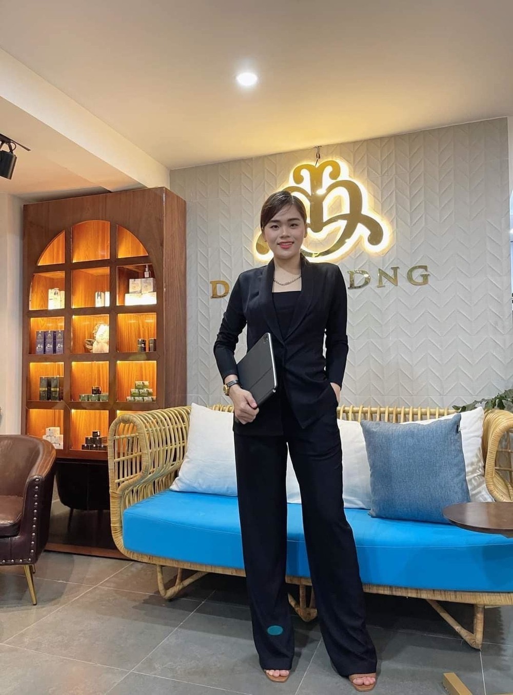 Phong thái giám đốc của Ngân Thảo. (Ảnh: FB Phạm Ngân Thảo)