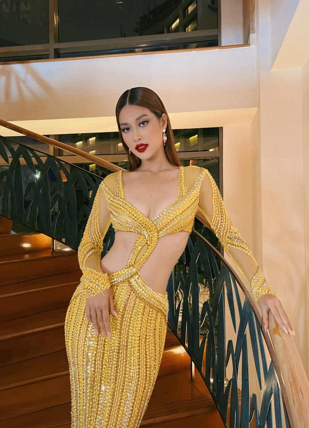    Mỹ nhân 10x quyến rũ trong trang phục cắt xẻ. (Ảnh: FB Đoàn Thiên Ân)