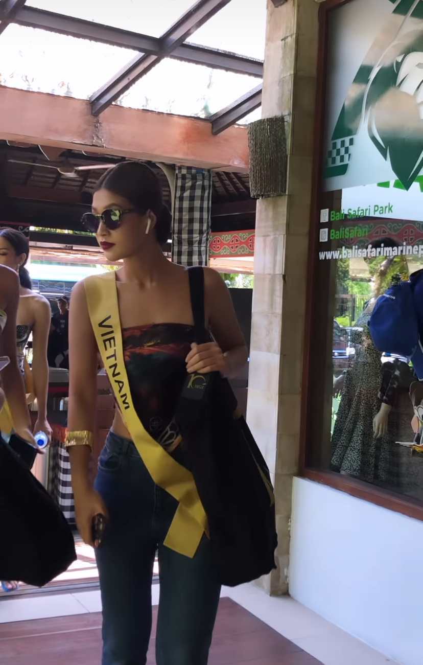    Mỹ nhân sinh năm 2000 chuộng sử dụng phong cách tô son đỏ, ép thẳng tóc tại MGI. (Ảnh: Chụp màn hình MGI)