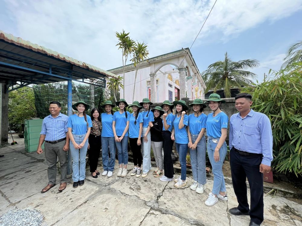  Dàn Hoa hậu chụp ảnh cùng các vị lãnh đạo trước khi di chuyển đến các điểm có bà con cần cứu trợ. (Ảnh: FB Phạm Kim Dung) - Tin sao Viet - Tin tuc sao Viet - Scandal sao Viet - Tin tuc cua Sao - Tin cua Sao