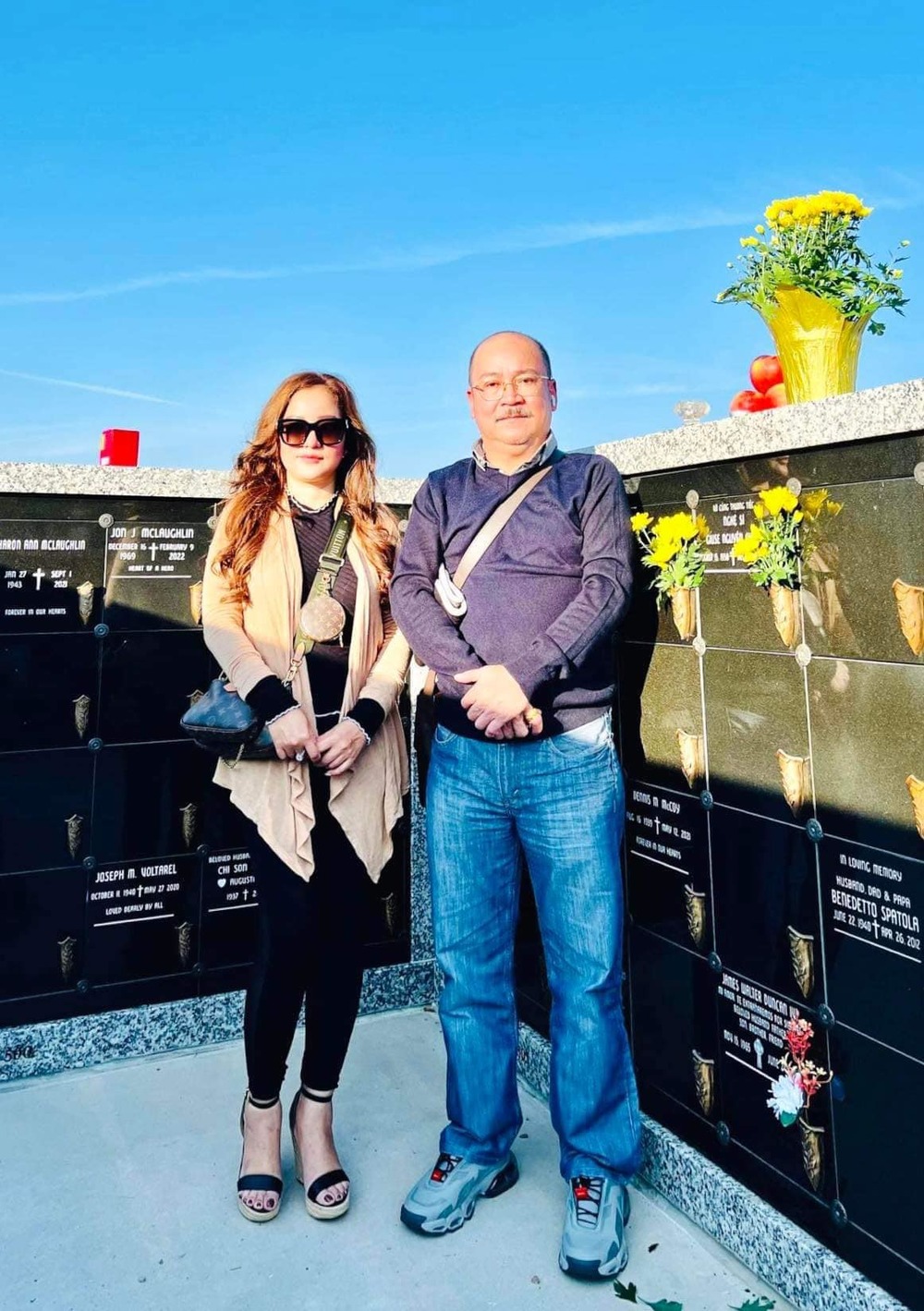  
Nghệ sĩ Hoàng Sơn đến thăm đàn anh khi có chuyến sang Mỹ. (Ảnh: FB Trần Thúy Nga) - Tin sao Viet - Tin tuc sao Viet - Scandal sao Viet - Tin tuc cua Sao - Tin cua Sao