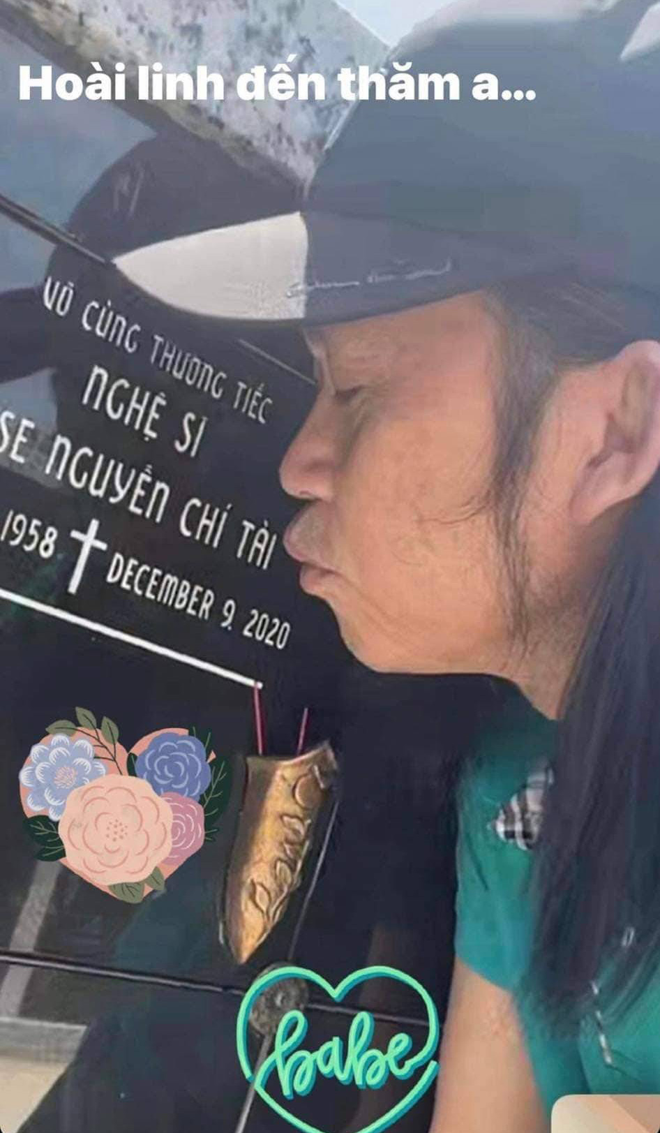  
Nam danh hài hôn lên phần mộ của người bạn tri kỉ. (Ảnh: FB Võ Lê Thành Vinh) - Tin sao Viet - Tin tuc sao Viet - Scandal sao Viet - Tin tuc cua Sao - Tin cua Sao