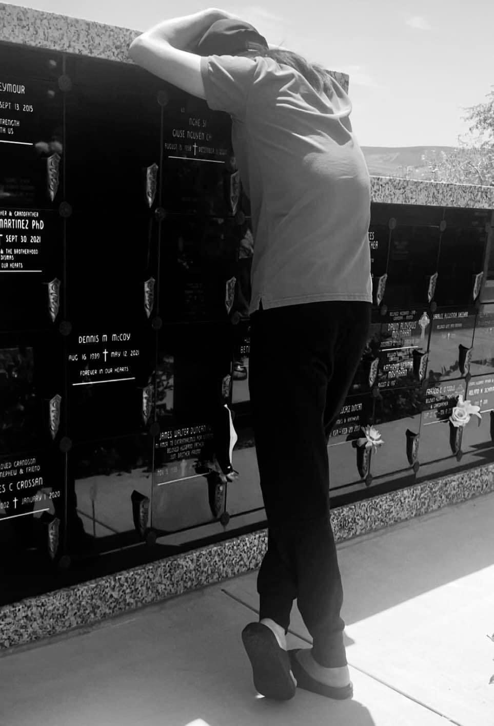  
Hoài Linh nghẹn ngào khi đến viếng mộ cố nghệ sĩ Chí Tài. (Ảnh: FB Võ Lê Thành Vinh) - Tin sao Viet - Tin tuc sao Viet - Scandal sao Viet - Tin tuc cua Sao - Tin cua Sao