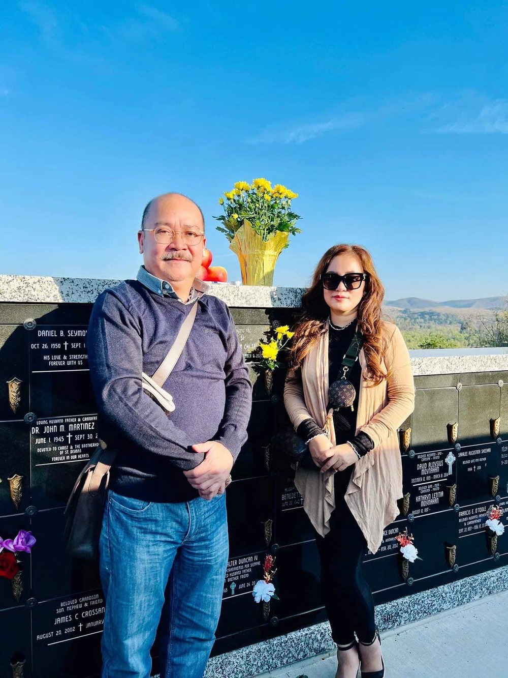  
Thúy Nga đưa nghệ sĩ Hoàng Sơn đến viếng mộ cố nghệ sĩ Chí Tài. (Ảnh: FB Trần Thúy Nga) - Tin sao Viet - Tin tuc sao Viet - Scandal sao Viet - Tin tuc cua Sao - Tin cua Sao