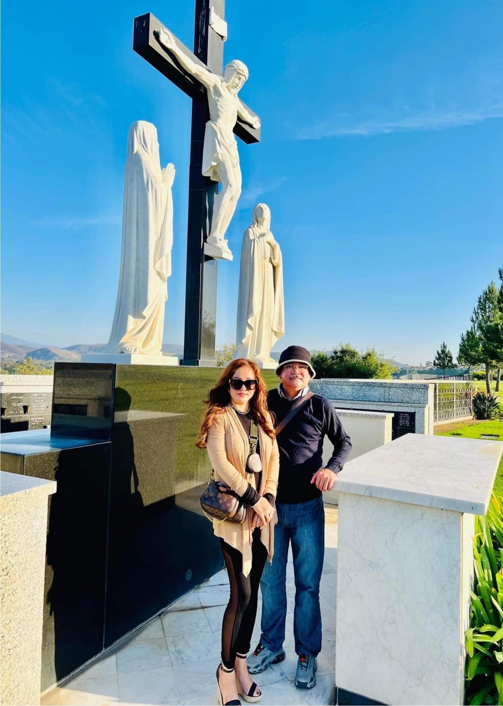  
Hoàng Sơn, Thúy Nga chụp ảnh tại nơi an nghỉ của cố nghệ sĩ Chí Tài ở Mỹ. (Ảnh: FB Trần Thúy Nga) - Tin sao Viet - Tin tuc sao Viet - Scandal sao Viet - Tin tuc cua Sao - Tin cua Sao