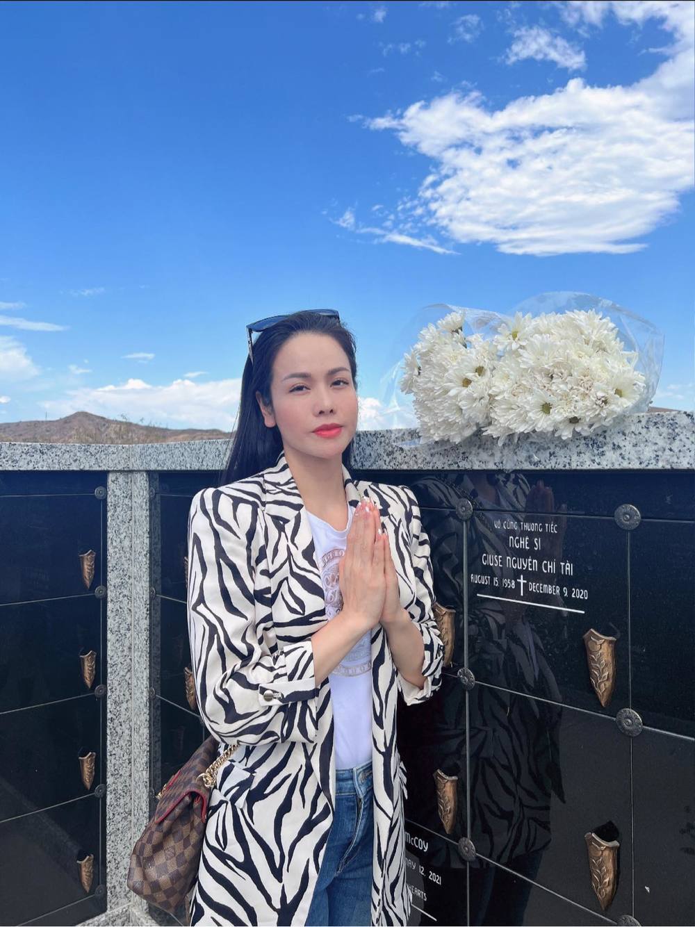  
Nhật Kim Anh cũng từng đến thăm mộ của người anh đáng kính. (Ảnh: FB Nhật Kim Anh) - Tin sao Viet - Tin tuc sao Viet - Scandal sao Viet - Tin tuc cua Sao - Tin cua Sao