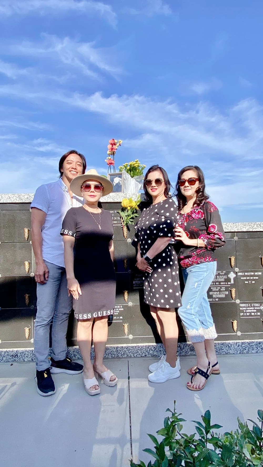  
Vợ chồng Việt Hương đến thăm mộ đàn anh. (Ảnh: FB Việt Hương) - Tin sao Viet - Tin tuc sao Viet - Scandal sao Viet - Tin tuc cua Sao - Tin cua Sao