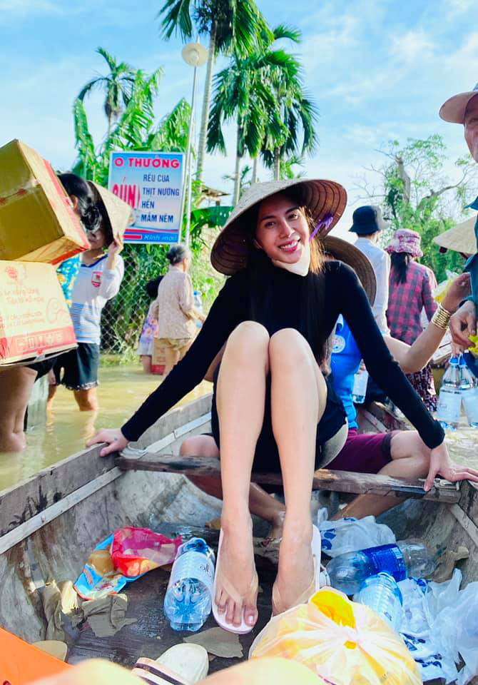  
Nữ ca sĩ tiết lộ sẽ tới Kỳ Sơn làm từ thiện. (Ảnh: FB Thủy Tiên) - Tin sao Viet - Tin tuc sao Viet - Scandal sao Viet - Tin tuc cua Sao - Tin cua Sao