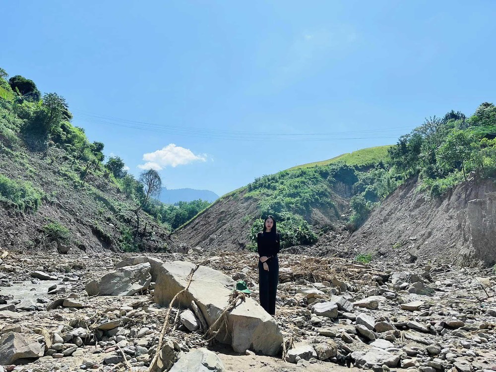  
Thủy Tiên xót xa khi đứng ngay trên nền nhà trước đây của bà con. (Ảnh: FB Thủy Tiên) - Tin sao Viet - Tin tuc sao Viet - Scandal sao Viet - Tin tuc cua Sao - Tin cua Sao