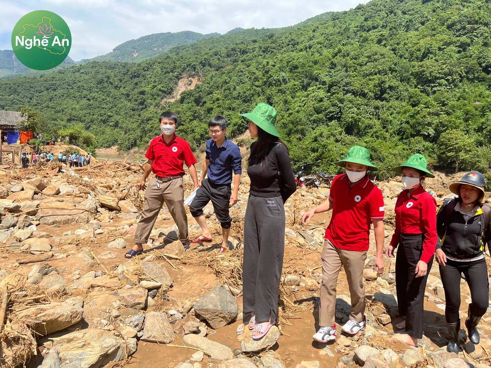  
Nữ ca sĩ rất quan tâm tình hình của bà con miền Trung. (Ảnh: FB Thủy Tiên) - Tin sao Viet - Tin tuc sao Viet - Scandal sao Viet - Tin tuc cua Sao - Tin cua Sao