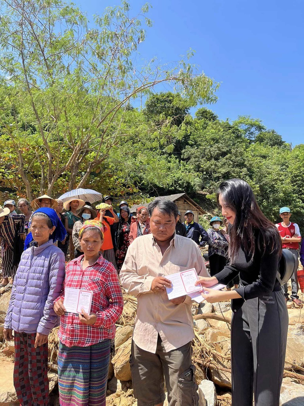  
Bà xã Công Vinh không tặng tiền mặt mà mở sổ tiết kiệm cho bà con. (Ảnh: FB Thủy Tiên) - Tin sao Viet - Tin tuc sao Viet - Scandal sao Viet - Tin tuc cua Sao - Tin cua Sao