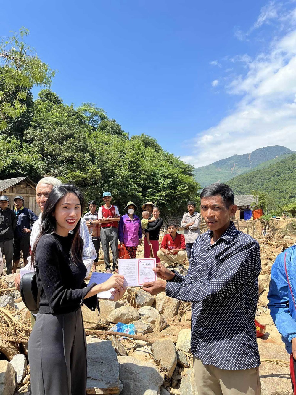  
Mọi người đều vui mừng khi nhận được sự hỗ trợ từ Thủy Tiên. (Ảnh: FB Thủy Tiên) - Tin sao Viet - Tin tuc sao Viet - Scandal sao Viet - Tin tuc cua Sao - Tin cua Sao