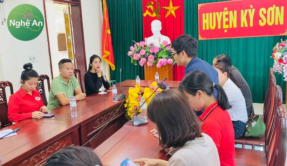  
Nữ ca sĩ đã gặp gỡ ban lãnh đạo của địa phương. (Ảnh: FB Nghệ An) - Tin sao Viet - Tin tuc sao Viet - Scandal sao Viet - Tin tuc cua Sao - Tin cua Sao