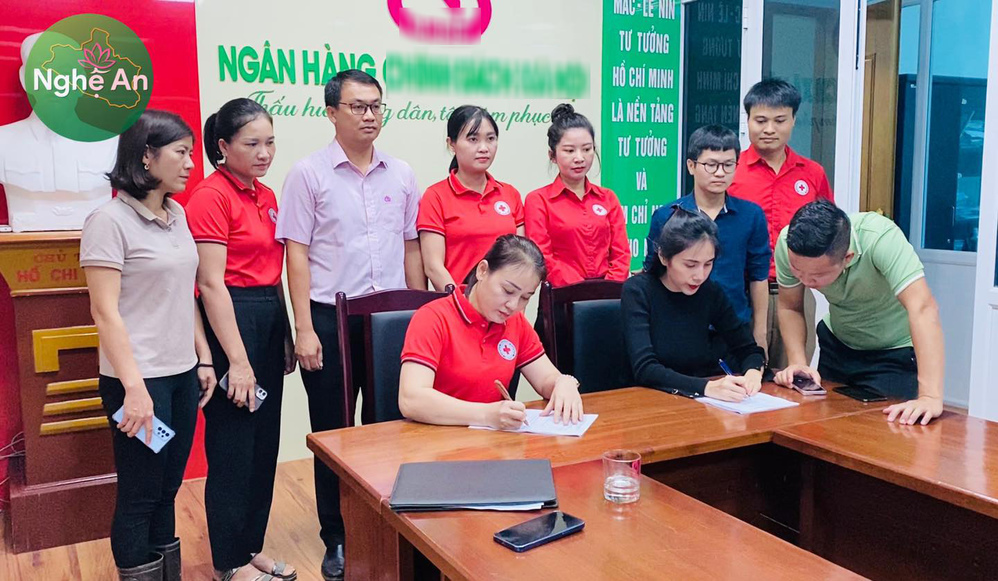  
Nữ ca sĩ cùng Hội Chữ thập đỏ Việt Nam đến Nghệ An làm từ thiện. (Ảnh: FB Nghệ An) - Tin sao Viet - Tin tuc sao Viet - Scandal sao Viet - Tin tuc cua Sao - Tin cua Sao