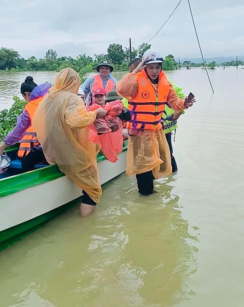  
Thủy Tiên lội nước, lăn xả giúp dân. (Ảnh: FB Thủy Tiên) - Tin sao Viet - Tin tuc sao Viet - Scandal sao Viet - Tin tuc cua Sao - Tin cua Sao