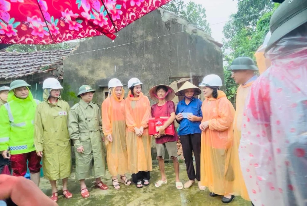  
Cô đồng hành cùng chính quyền địa phương trong chuyến đi từ thiện này. (Ảnh: FB Thủy Tiên) - Tin sao Viet - Tin tuc sao Viet - Scandal sao Viet - Tin tuc cua Sao - Tin cua Sao
