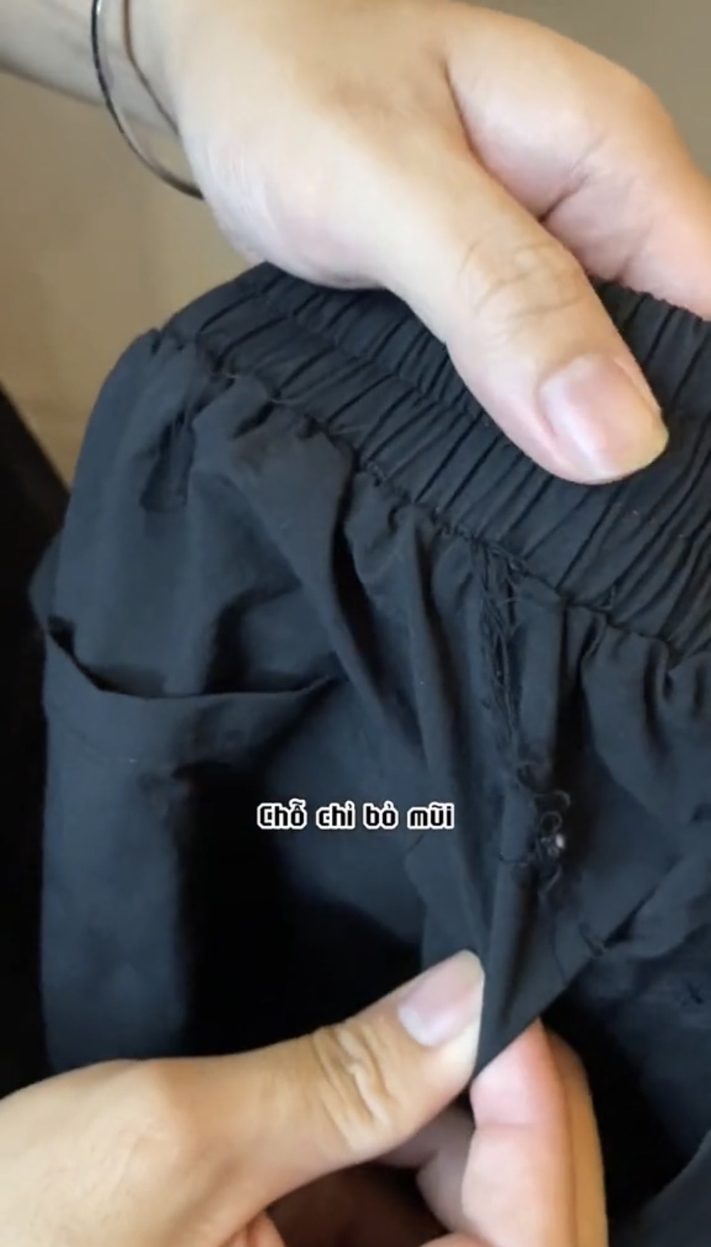 Một nam TikToker đã chỉ ra rất nhiều lỗi trên chiếc quần của thương hiệu Độ Mixi. (Ảnh: Chụp màn hình TikTok V.P.)
