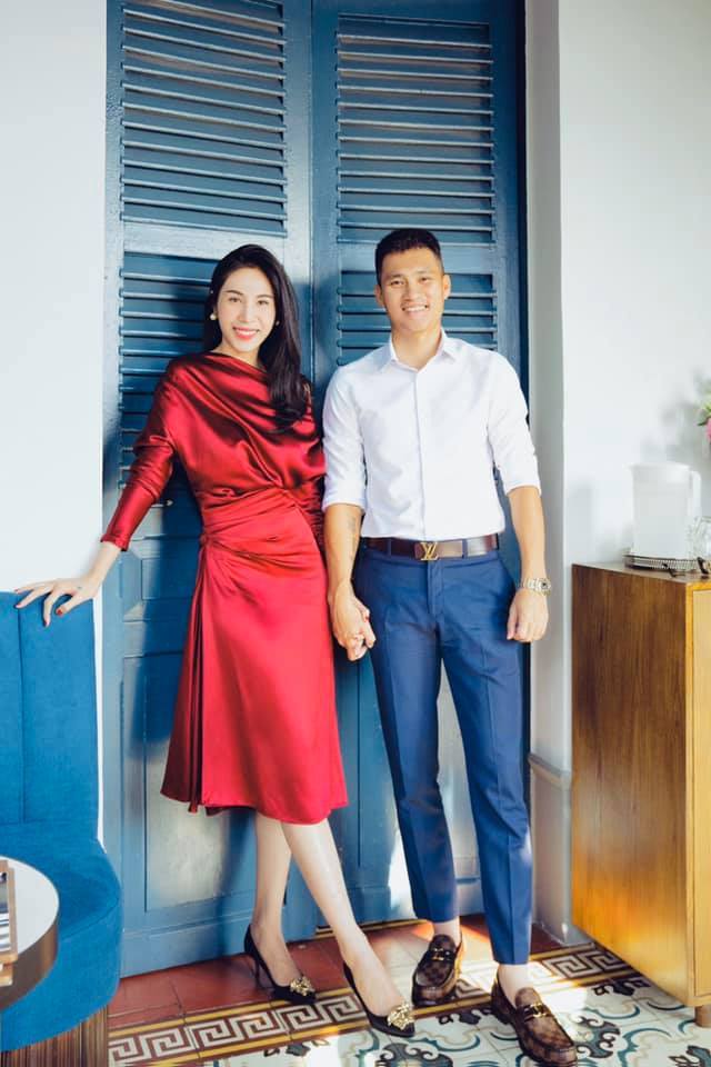  
Cái nắm tay ấy vẫn được duy trì theo năm tháng, kèm theo đó là những lời ngọt ngào mà nam cầu thủ hay thì thầm với bà xã được cô kể lại. (Ảnh: FB Thủy Tiên) - Tin sao Viet - Tin tuc sao Viet - Scandal sao Viet - Tin tuc cua Sao - Tin cua Sao