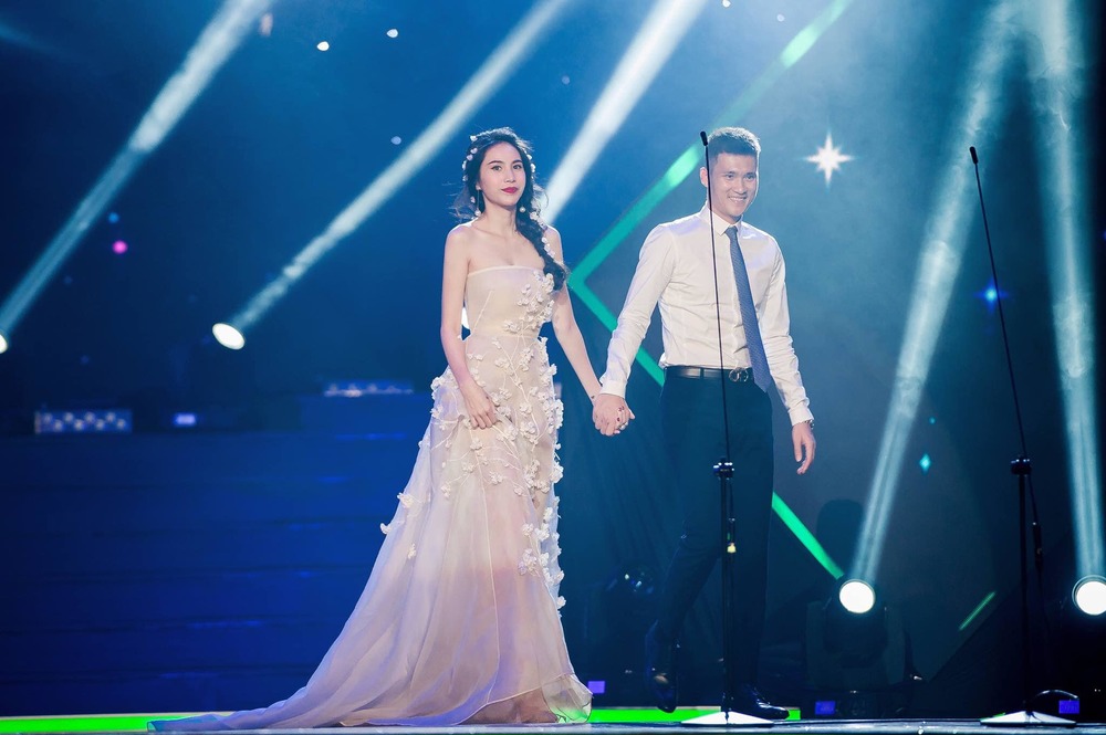  
Tay lớn đan tay bé có lẽ đã trở thành biểu tượng tình yêu của cặp vợ chồng nổi tiếng nhất nhì showbiz này. (Ảnh: FB Thủy Tiên) - Tin sao Viet - Tin tuc sao Viet - Scandal sao Viet - Tin tuc cua Sao - Tin cua Sao