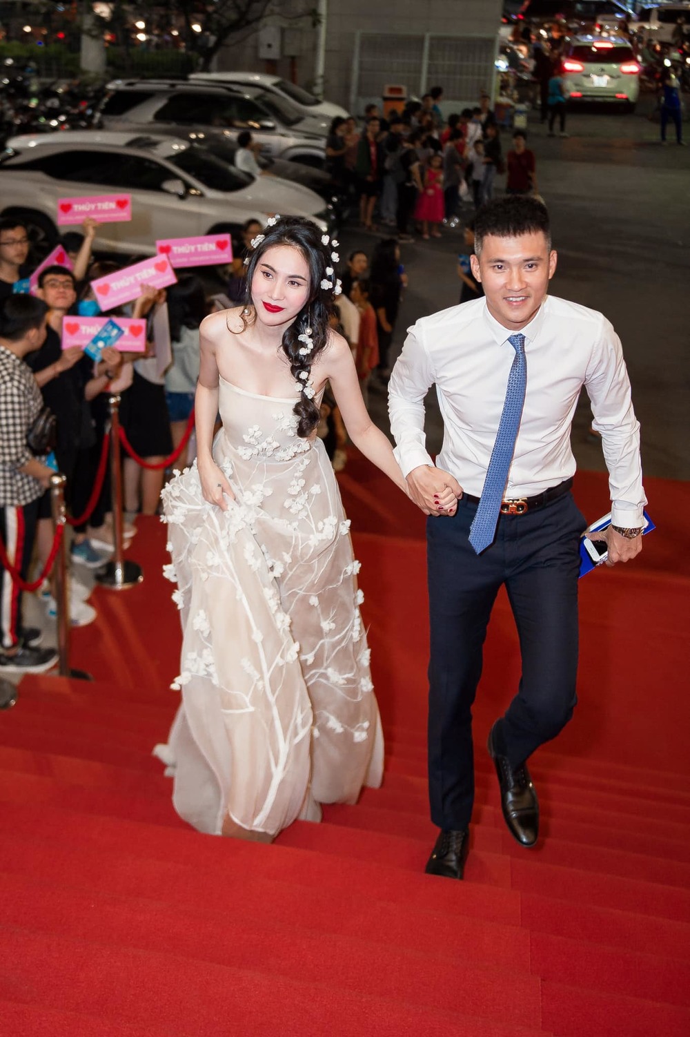  
... hay khi đi dự sự kiện chỉn chu thì đôi bàn tay của cặp đôi vẫn nắm chặt không rời. (Ảnh: FB Thủy Tiên) - Tin sao Viet - Tin tuc sao Viet - Scandal sao Viet - Tin tuc cua Sao - Tin cua Sao
