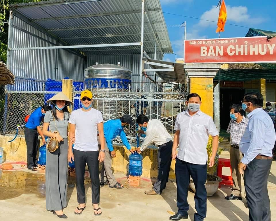  
Bên bà xã trong nhiều chuyến đi tới các địa phương khó khăn. (Ảnh: FB Thủy Tiên) - Tin sao Viet - Tin tuc sao Viet - Scandal sao Viet - Tin tuc cua Sao - Tin cua Sao