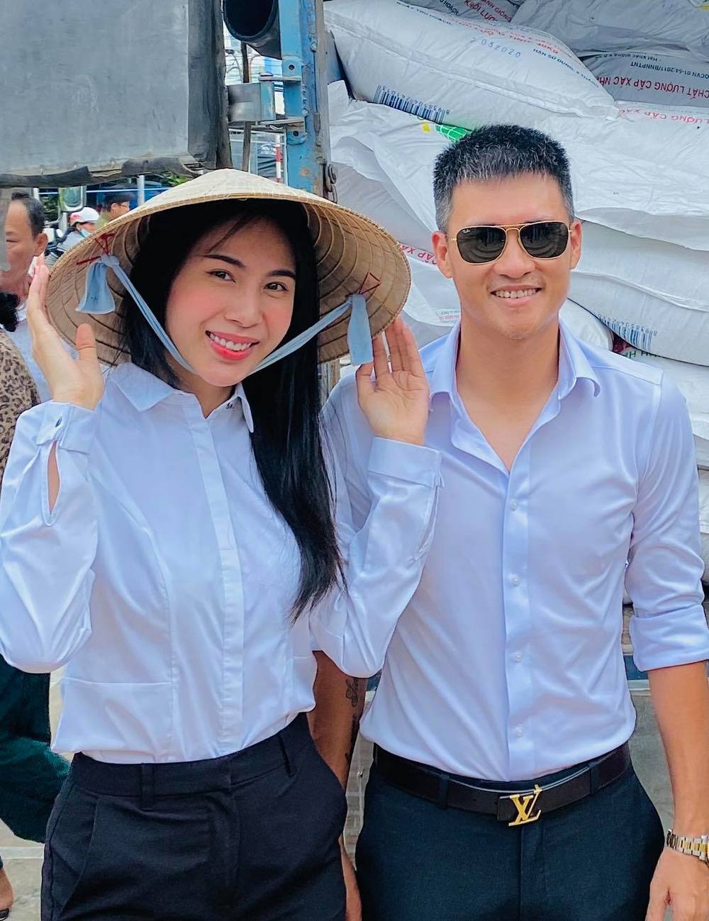  
Vì Thủy Tiên yêu thích việc làm từ thiện nên Công Vinh cũng thường đồng hành cùng vợ. (Ảnh: FB Thủy Tiên) - Tin sao Viet - Tin tuc sao Viet - Scandal sao Viet - Tin tuc cua Sao - Tin cua Sao
