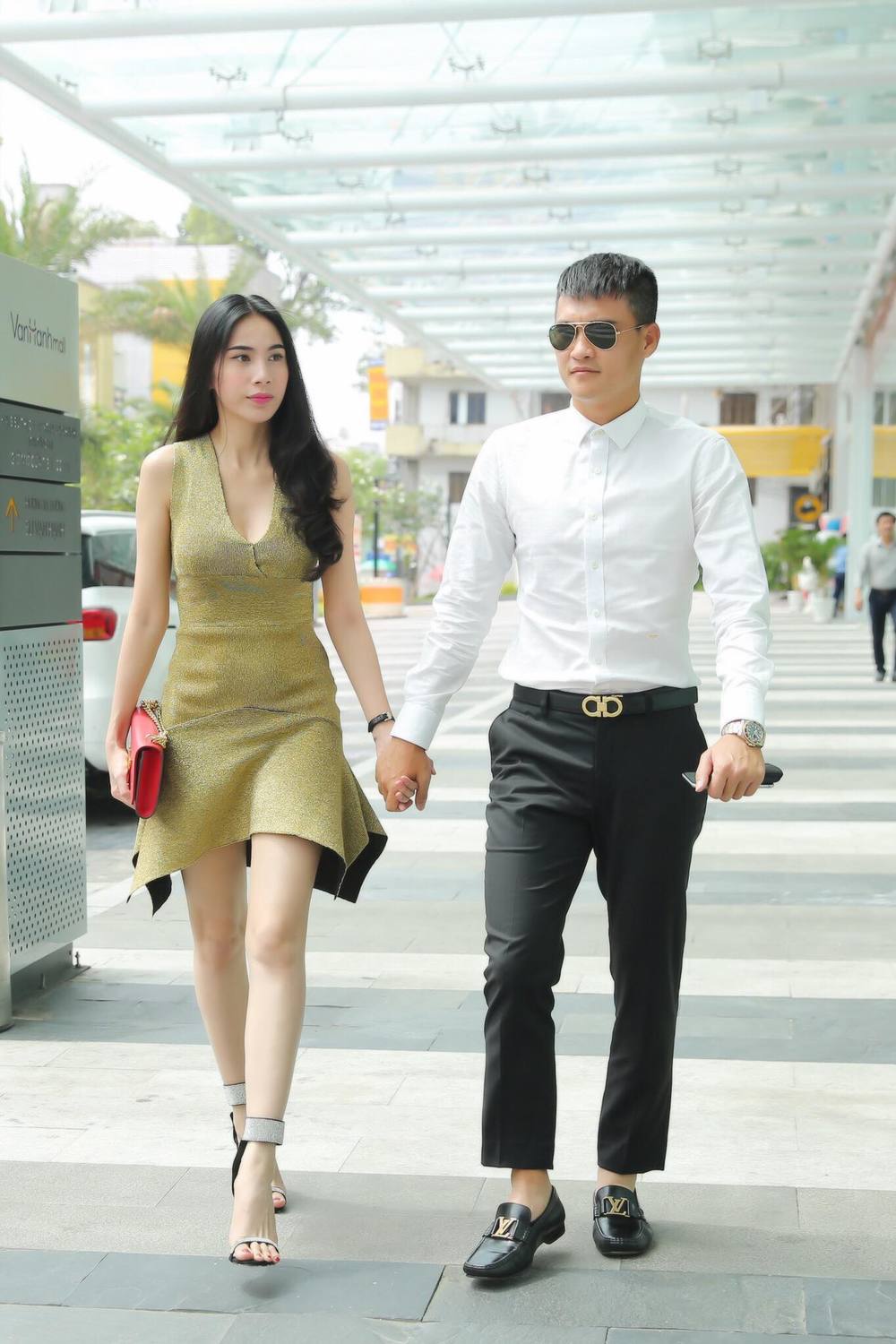  
Chỉ cần bước ra đường là người hâm mộ có thể bắt gặp ngay khoảnh khắc họ tay nắm tay không rời. (Ảnh: FB Thủy Tiên) - Tin sao Viet - Tin tuc sao Viet - Scandal sao Viet - Tin tuc cua Sao - Tin cua Sao