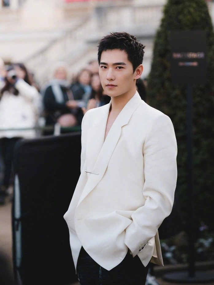    Anh chàng từng khiến fan hoảng hốt khi "đòi" để tóc húi cua thêm vài năm. (Ảnh: Sina)