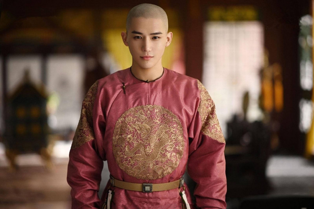    Mặc dù phải cạo hết mái tóc để vào vai Thập Tam A Ca trong Mộng Hồi Đại Thanh, nhan sắc của Vương An Vũ vẫn được netizen công nhận. (Ảnh: Sina)