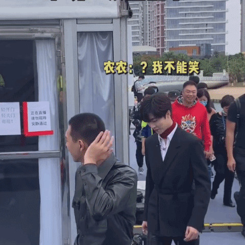    Nam diễn viên cũng không ít lần "tấu hề" cùng kiểu tóc đặc biệt này. Trong một lần dự sự kiện với bạn diễn Trần Lập Nông, vì gió quá to và quen tay giữ mép tóc, Lý Hiện đã quên mất bản thân vừa "sắm" quả đầu húi cua khiến những người xung quanh không nhịn được cười. (Ảnh: Sina)