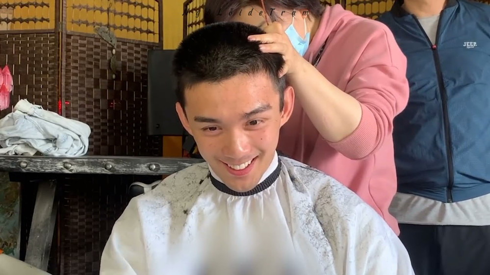    Không ngại xuống tóc cho phim mới. (Ảnh: Sina）