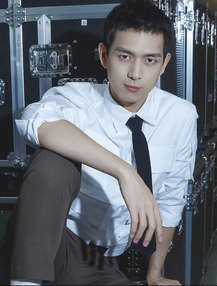    Lý Hiện mạnh mẽ với kiểu đầu húi cua. (Ảnh: Sina)