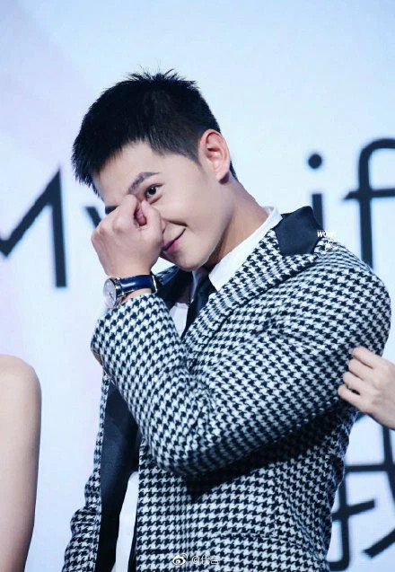    Dù đi theo hình tượng nghiêm túc, "lão cán bộ" Dương Dương vẫn có nhiều khoảnh khắc đốn tim fan vì quá dễ thương. (Ảnh: Sina)