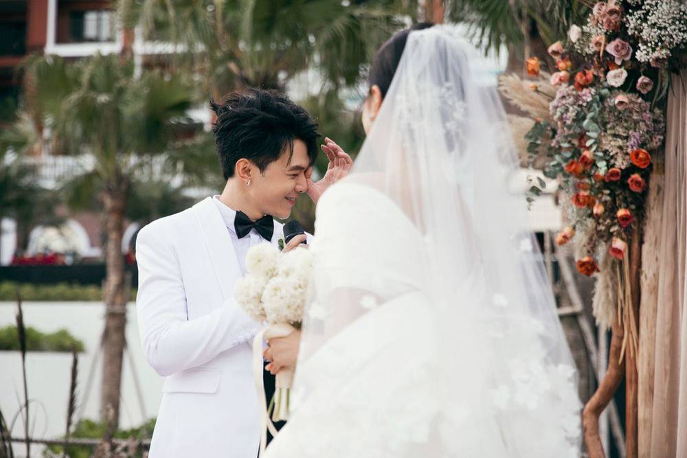  
Chú rể Anh Tú xúc động trong hôn lễ của mình. (Ảnh: FB Anh Tú) - Tin sao Viet - Tin tuc sao Viet - Scandal sao Viet - Tin tuc cua Sao - Tin cua Sao