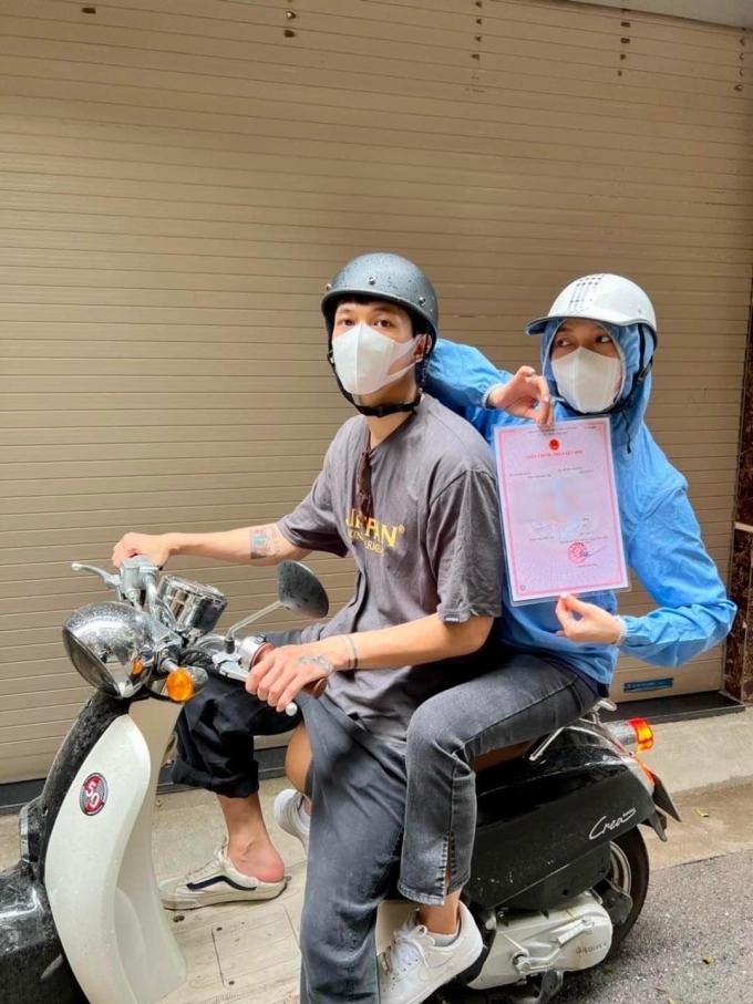  
Cặp đôi gây bão khi đăng ký kết hôn. (Ảnh: FB Anh Tú Atus) - Tin sao Viet - Tin tuc sao Viet - Scandal sao Viet - Tin tuc cua Sao - Tin cua Sao