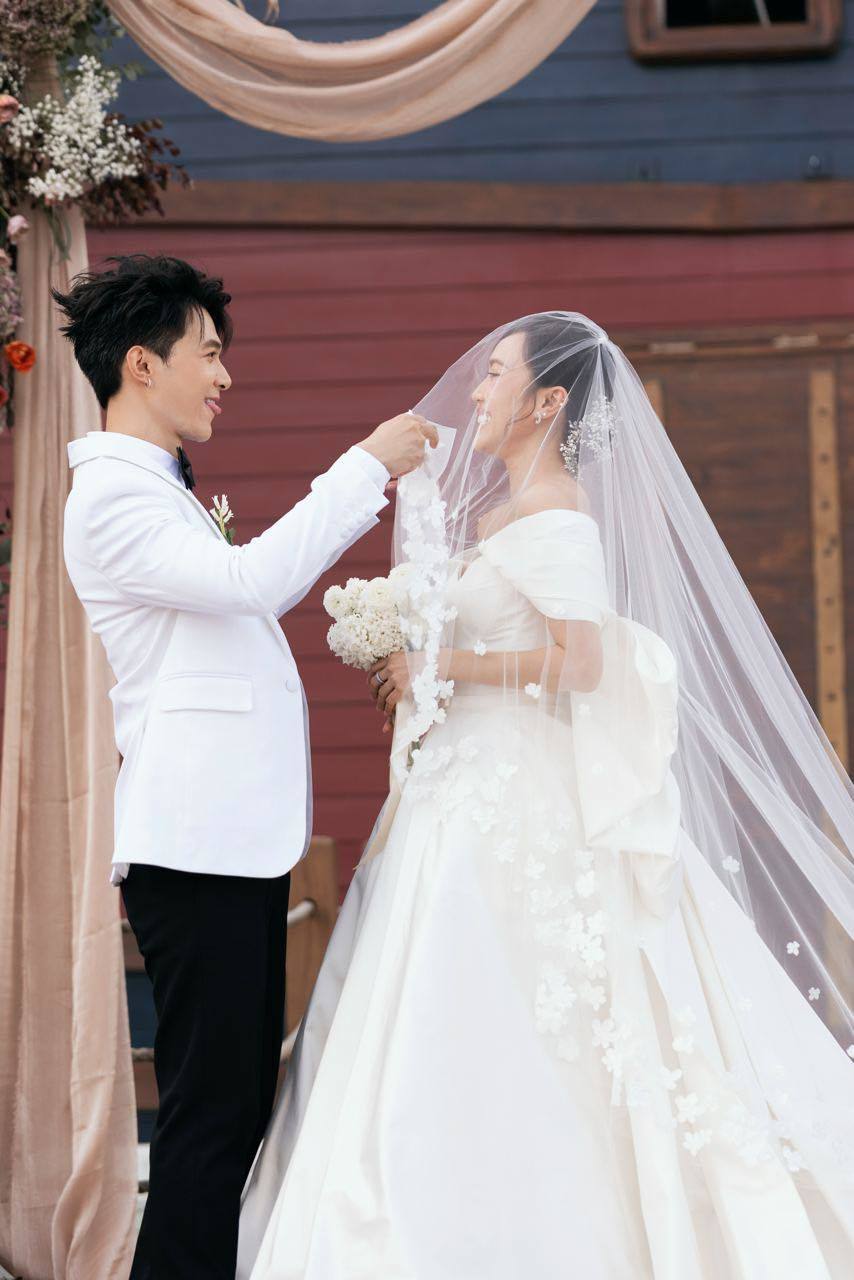 
Cặp đôi hạnh phúc nhất hôm nay. (Ảnh: FB Anh Tú) - Tin sao Viet - Tin tuc sao Viet - Scandal sao Viet - Tin tuc cua Sao - Tin cua Sao