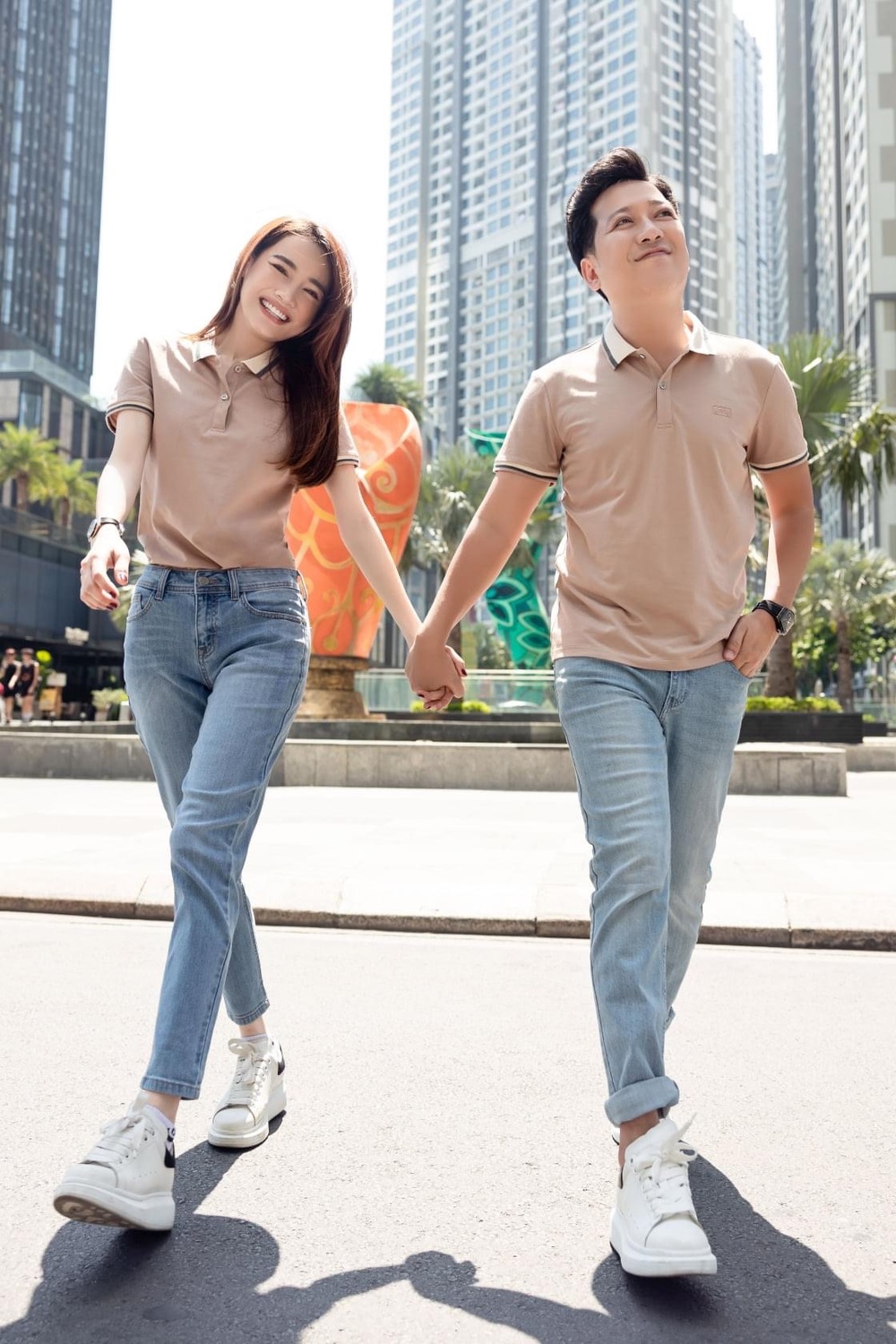  
Cả hai nhiều lần diện đồ đôi nắm tay tình tứ. (Ảnh: FB Nabi Nhã Phương) - Tin sao Viet - Tin tuc sao Viet - Scandal sao Viet - Tin tuc cua Sao - Tin cua Sao