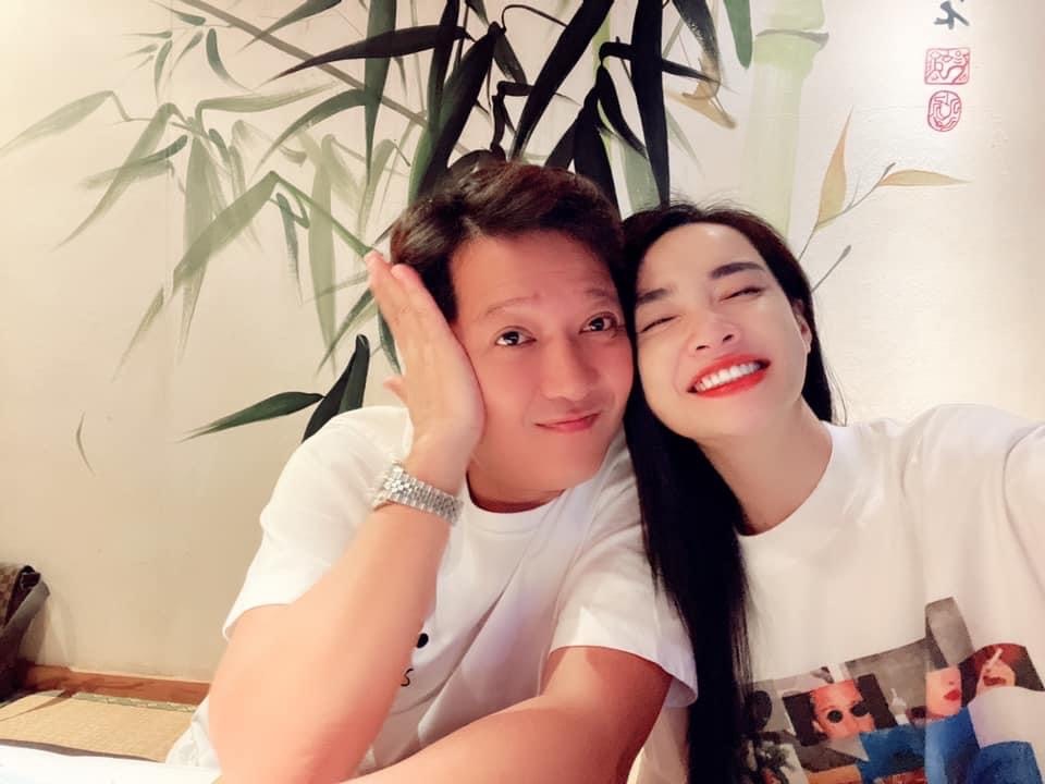  
Nhã Phương cười tít mắt khi ở cạnh ông xã. (Ảnh: FB Nghệ sĩ Trường Giang) - Tin sao Viet - Tin tuc sao Viet - Scandal sao Viet - Tin tuc cua Sao - Tin cua Sao