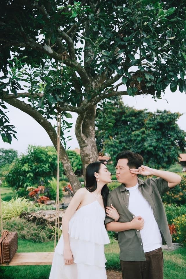  
Hai vợ chồng tình tứ mọi lúc. (Ảnh: FB Nghệ sĩ Trường Giang) - Tin sao Viet - Tin tuc sao Viet - Scandal sao Viet - Tin tuc cua Sao - Tin cua Sao