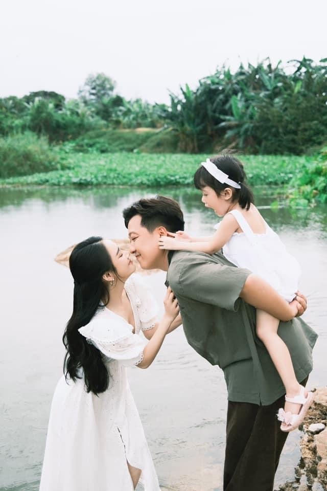  
Gia đình luôn hạnh phúc và ấm áp của cặp đôi. (Ảnh: FB Nghệ sĩ Trường Giang) - Tin sao Viet - Tin tuc sao Viet - Scandal sao Viet - Tin tuc cua Sao - Tin cua Sao