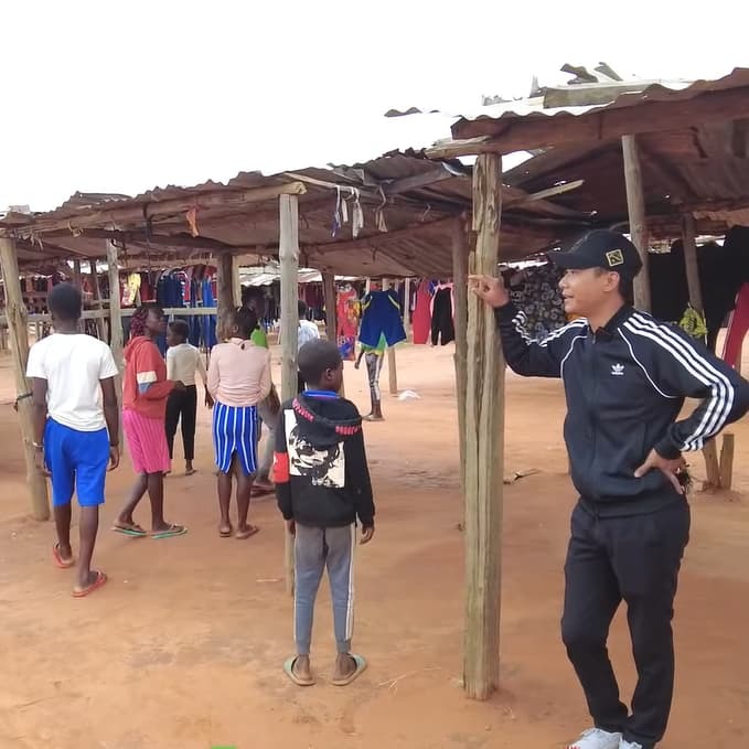  
Anh kiên nhẫn đứng đợi để sau đó đưa những đứa trẻ về. (Ảnh: Chụp màn hình YouTube Quang Linh Vlogs)