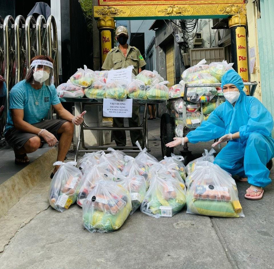  
Việt Hương trao từng phần quà đến với các hoàn cảnh khó khăn trong mùa dịch.  - Tin sao Viet - Tin tuc sao Viet - Scandal sao Viet - Tin tuc cua Sao - Tin cua Sao