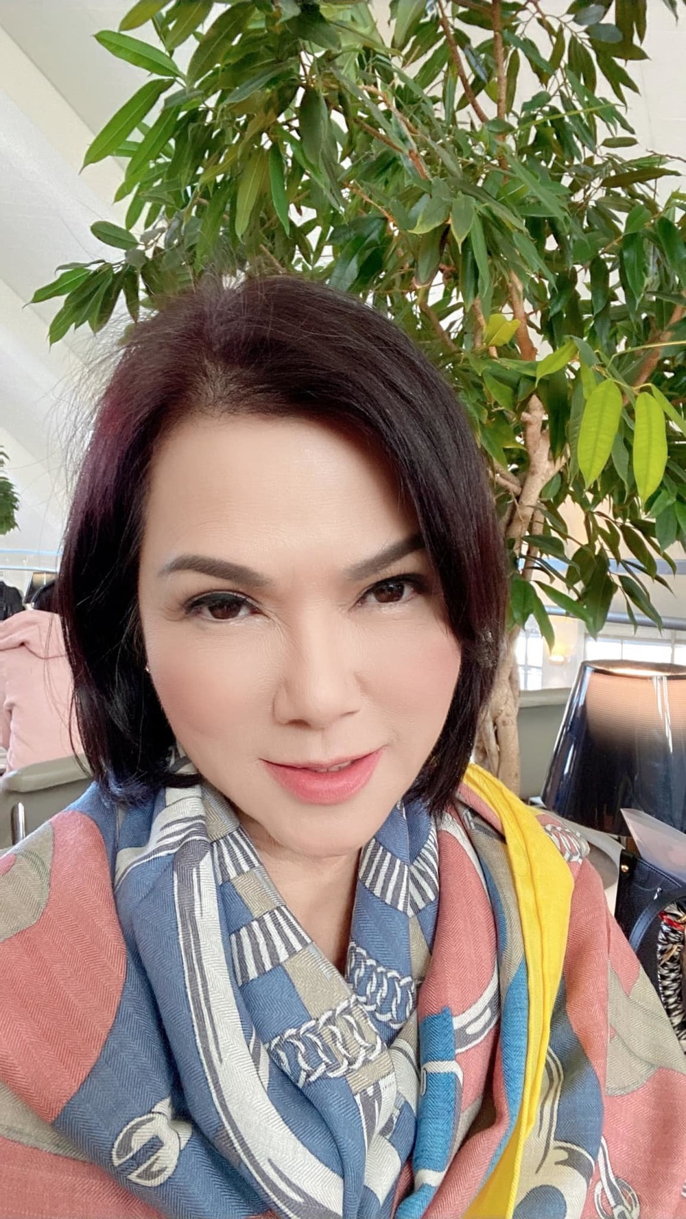  Nữ ca sĩ chọn trang phục đơn giản, lịch sự đến viêng thăm người chồng quá cố của mình. (Ảnh: Phuong Loan) - Tin sao Viet - Tin tuc sao Viet - Scandal sao Viet - Tin tuc cua Sao - Tin cua Sao