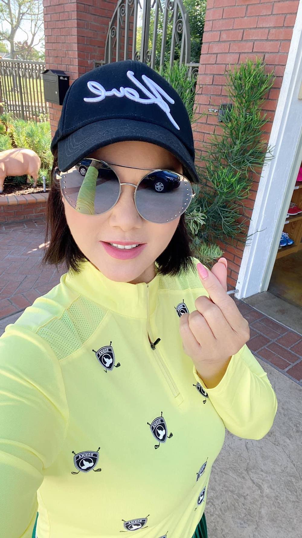  Nữ ca sĩ kết hợp áo dài tay vàng cùng chân váy màu xanh và phụ kiện đánh golf làm cho cô không khác gì những "tay golf" chuyên nghiệp. (Ảnh: FB Phuong Loan) - Tin sao Viet - Tin tuc sao Viet - Scandal sao Viet - Tin tuc cua Sao - Tin cua Sao