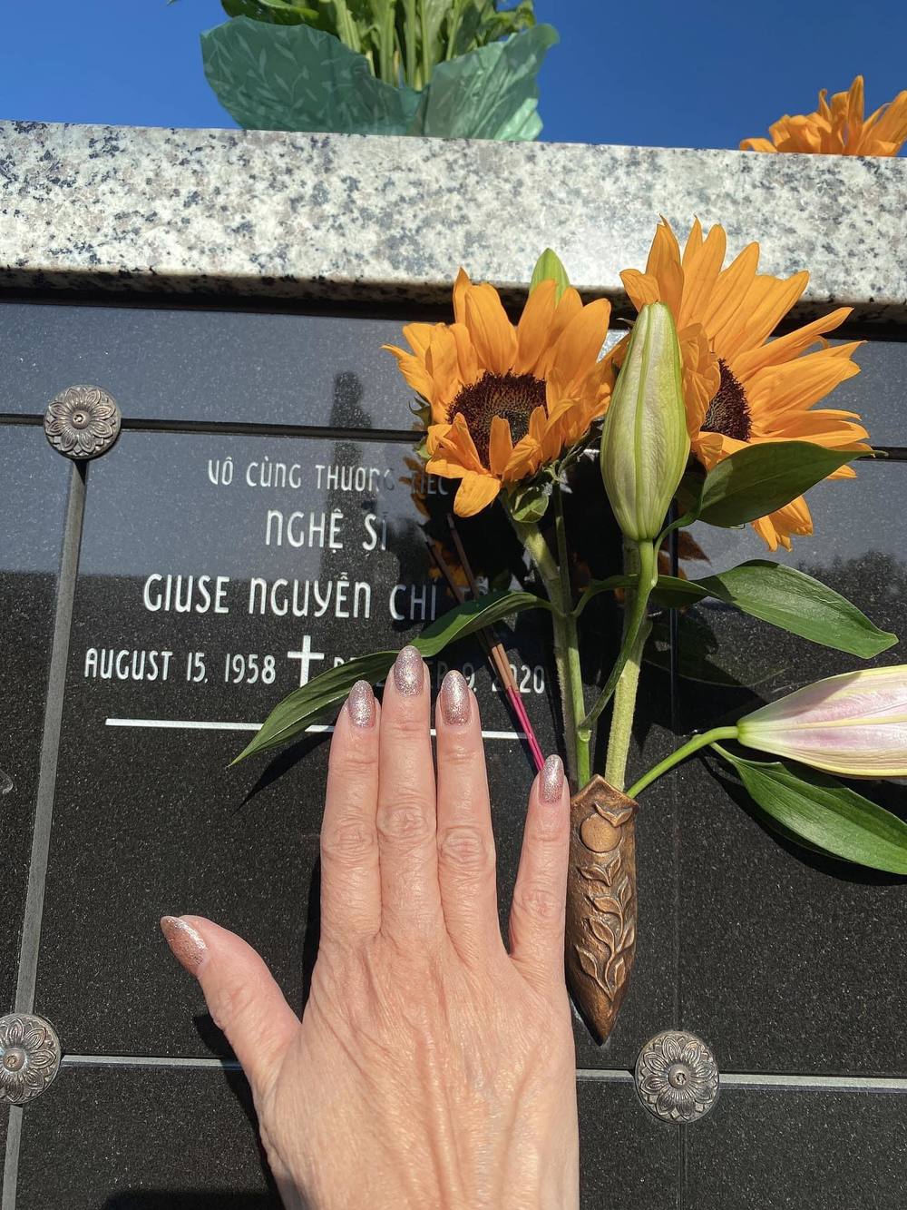  Nữ ca sĩ thường xuyên chia sẻ hình ảnh viếng thăm mộ chồng trên trang facebook cá nhân. (Ảnh: Phuong Loan) - Tin sao Viet - Tin tuc sao Viet - Scandal sao Viet - Tin tuc cua Sao - Tin cua Sao