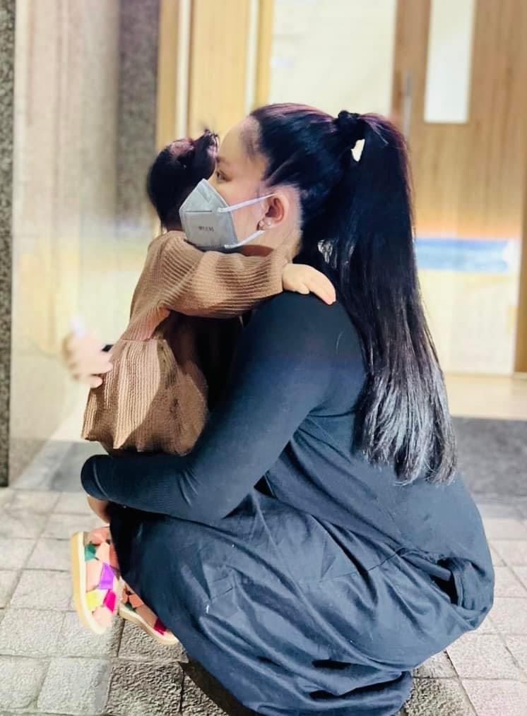  
Cô từng nhiều lần đưa con đi bệnh viên trong sự chua xót. (Ảnh: FB Lê Dương Bảo Lâm) - Tin sao Viet - Tin tuc sao Viet - Scandal sao Viet - Tin tuc cua Sao - Tin cua Sao