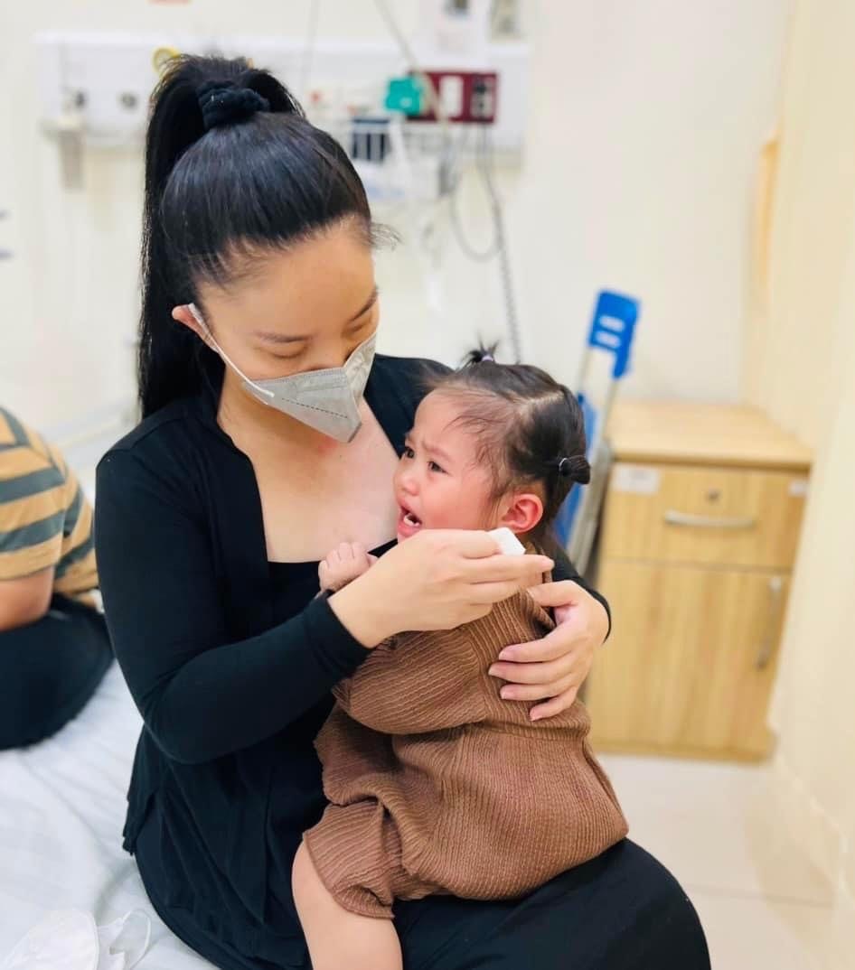  
Quỳnh Quỳnh vất vả chăm con ốm khiến mọi người xót xa. (Ảnh: FB Lê Dương Bảo Lâm) - Tin sao Viet - Tin tuc sao Viet - Scandal sao Viet - Tin tuc cua Sao - Tin cua Sao