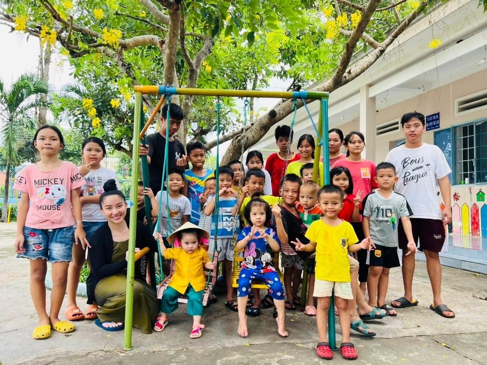  
Bà mẹ 3 con thường xuyên làm thiện nguyện. (Ảnh: FB Quỳnh Quỳnh) - Tin sao Viet - Tin tuc sao Viet - Scandal sao Viet - Tin tuc cua Sao - Tin cua Sao